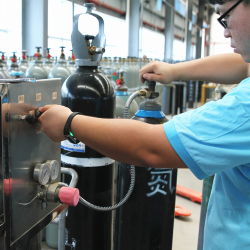 專業技術人員檢驗、檢測氣體